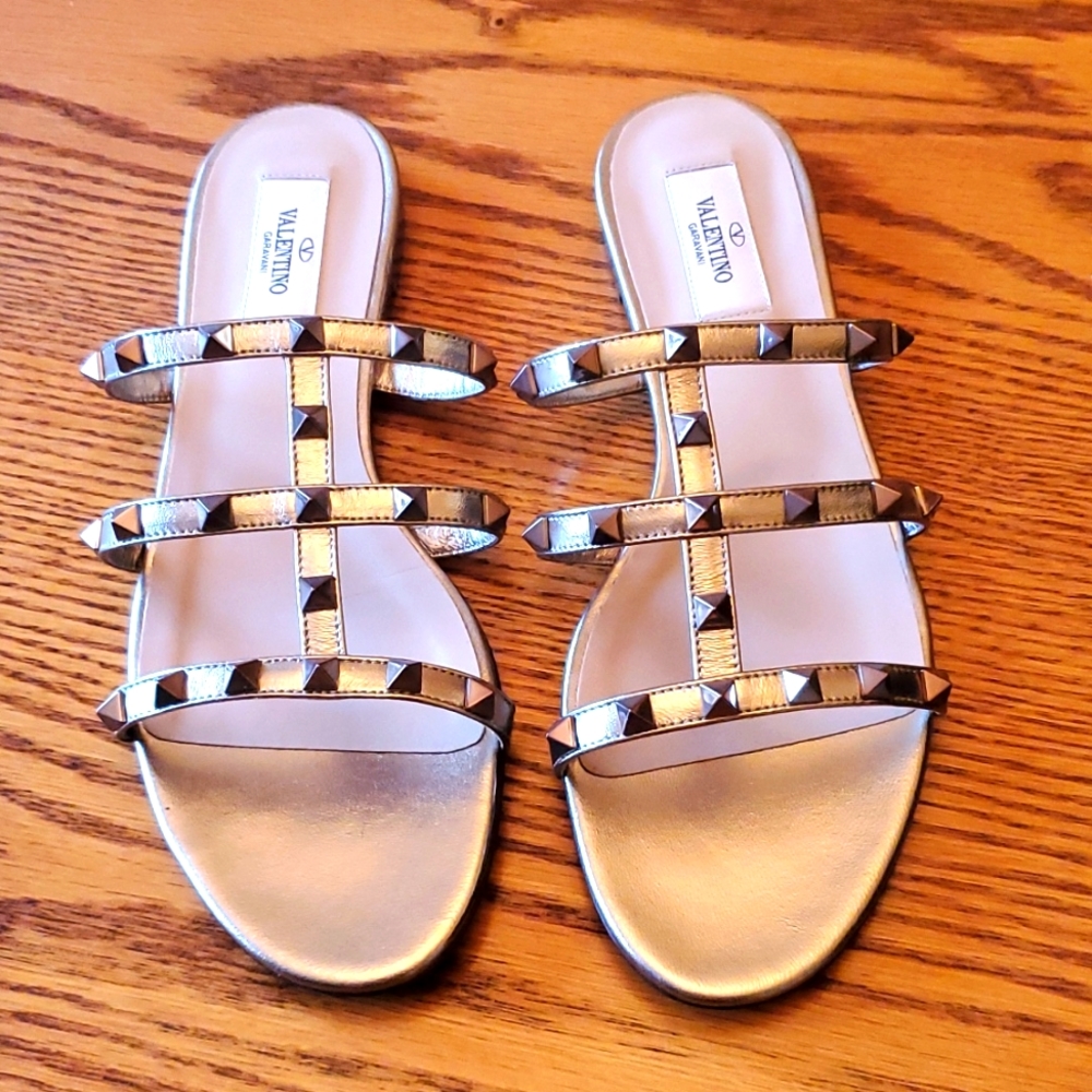New! Valentino Caravani sandals.Size 9 runs smaller, color gold.